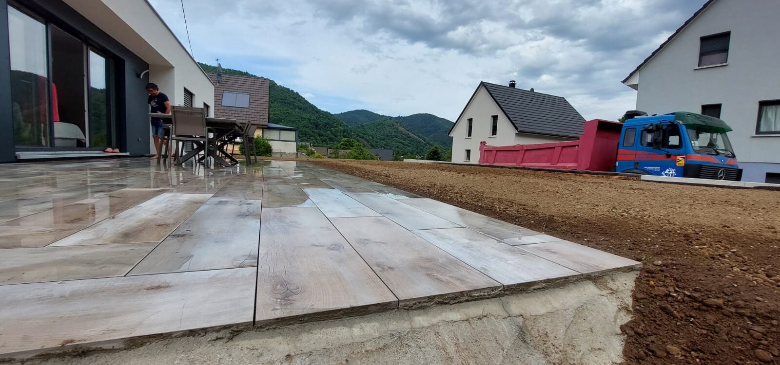 Pourquoi choisir une terrasse en c&eacute;ramique pour les zones humides ou ombrag&eacute;es ? Montb&eacute;liard