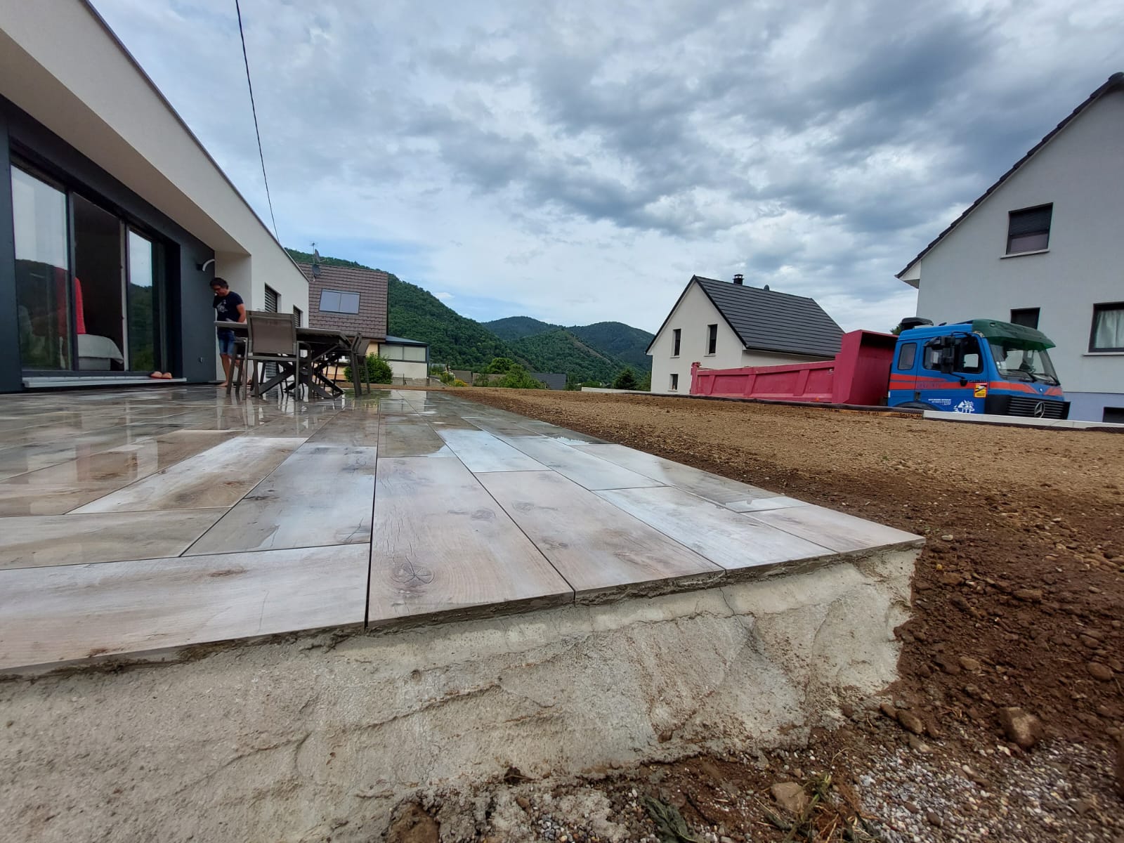 Pourquoi choisir une terrasse en c&eacute;ramique pour les zones humides ou ombrag&eacute;es ? Montb&eacute;liard
